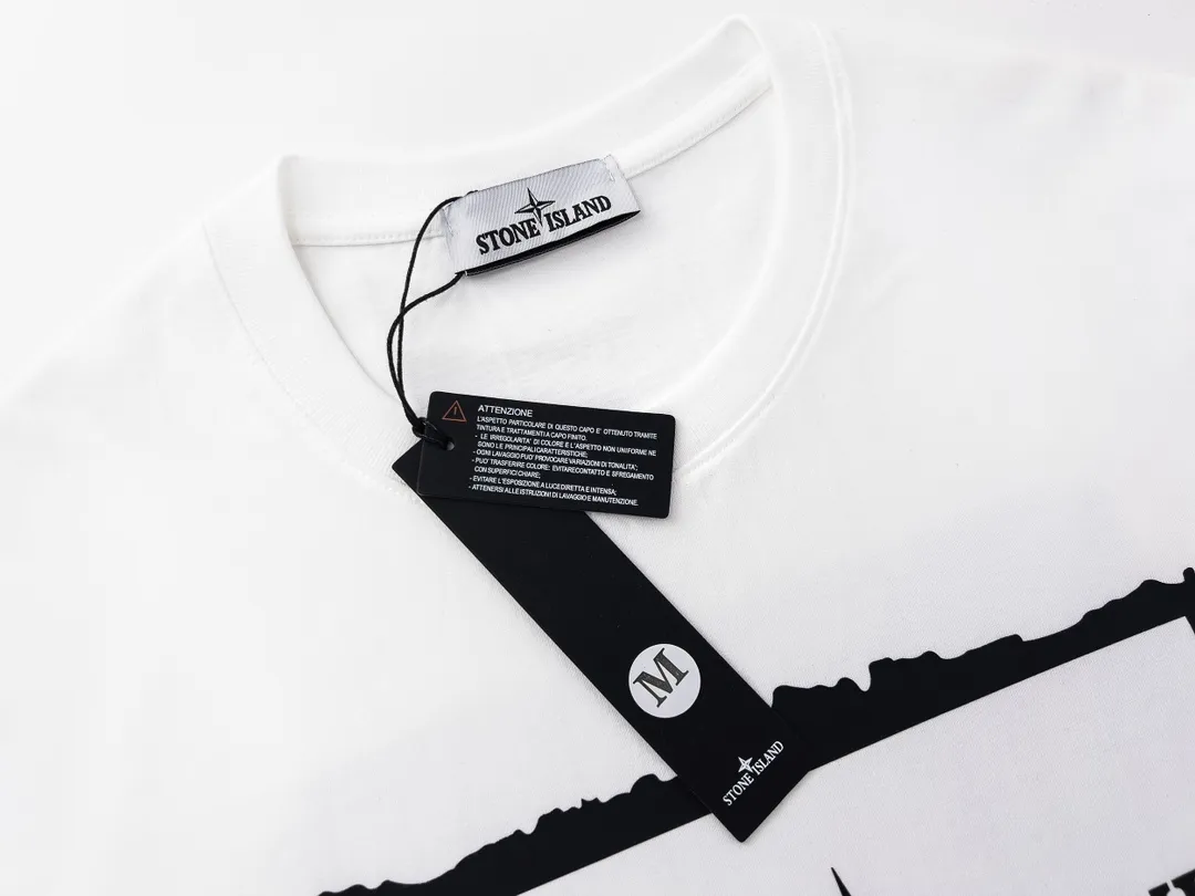 W612#P110💰 [Stone lsland/Stone Island summer new front and back printed short-sleeved T-shirt] ⚠️[Original creation, high control of details] Made of 260 grams of combed cotton, 32-count double yarn - Simple basic versatile style, original quality, the first choice for couples. - Made in a large factory, four needles and five threads on the shoulder, neat alignment, high quality workmanship. - Same style for men and women, very versatile, one piece for each hand, details are clearly visible. Color: black White Size: M L